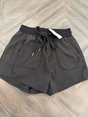 Evereve Shorts Small NWT